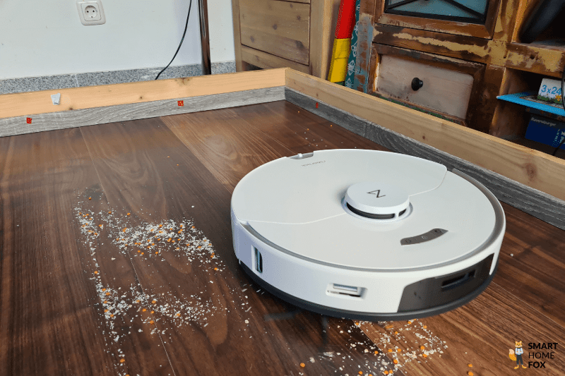 Робот-пылесос Roborock S7 Pro Ultra всасывает овсяные хлопья во время теста на всасывание на твердом полу